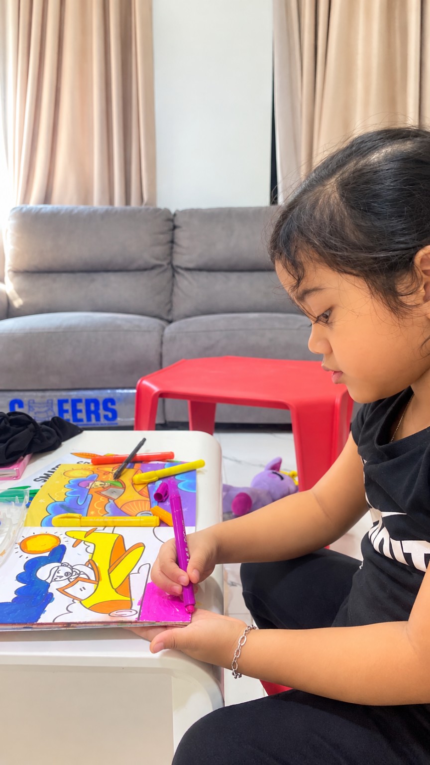 Anak belajar dengan fokus di meja belajar