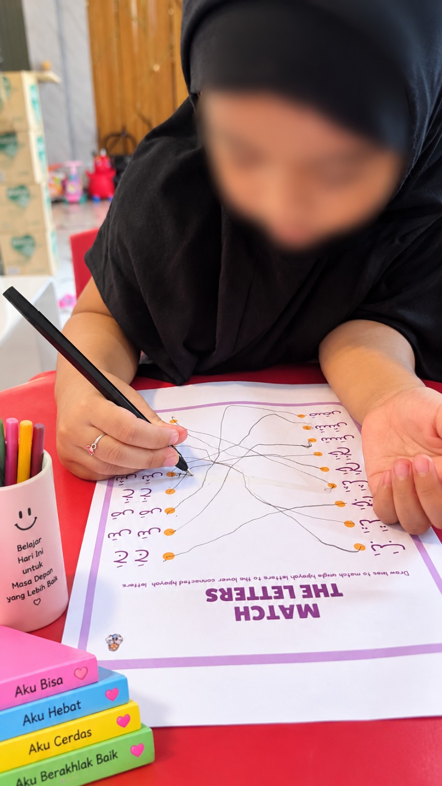 Anak mengerjakan latihan bersama tutor